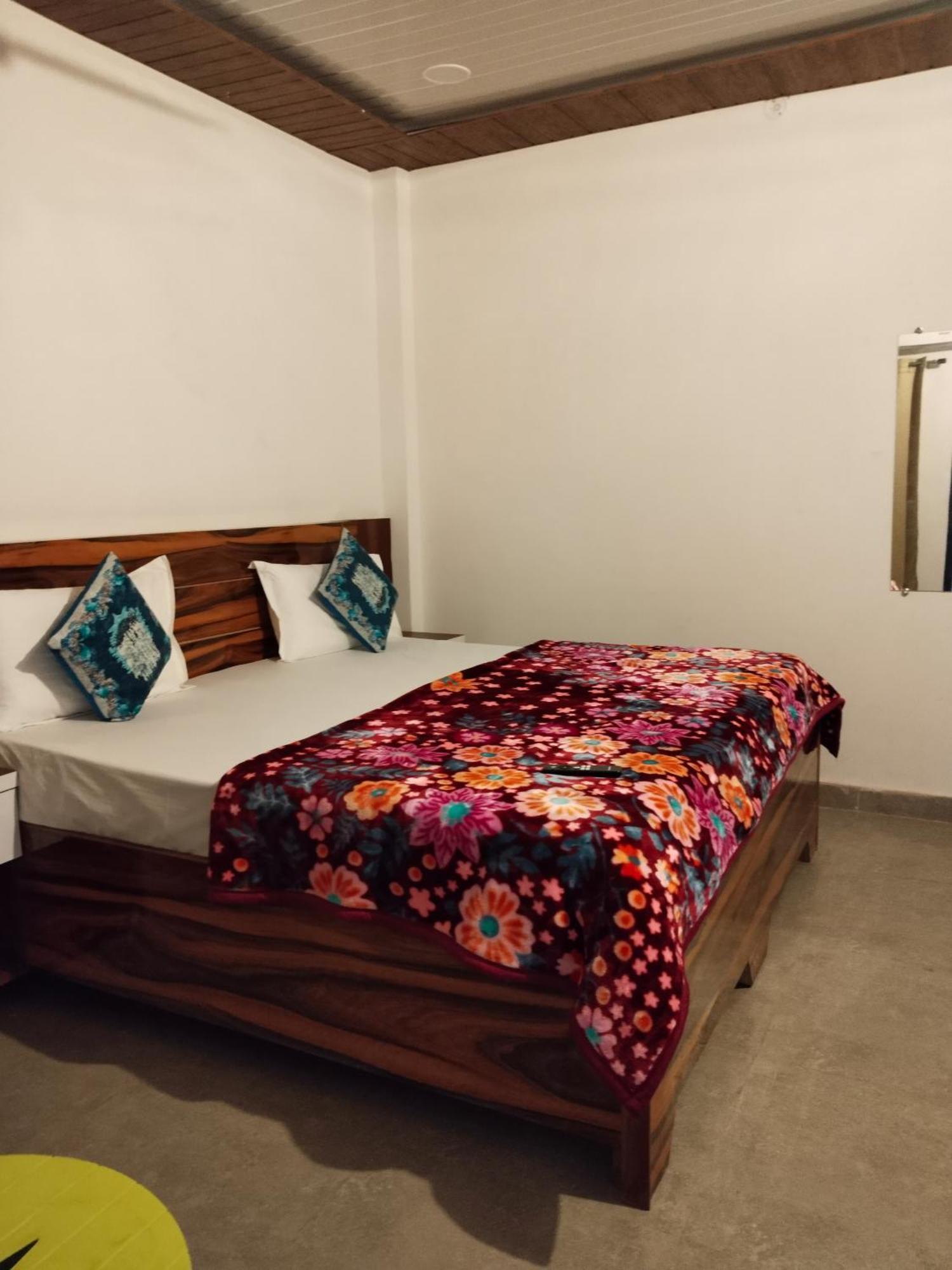 The Nirmala Palace Hotel Ayodhya Ngoại thất bức ảnh