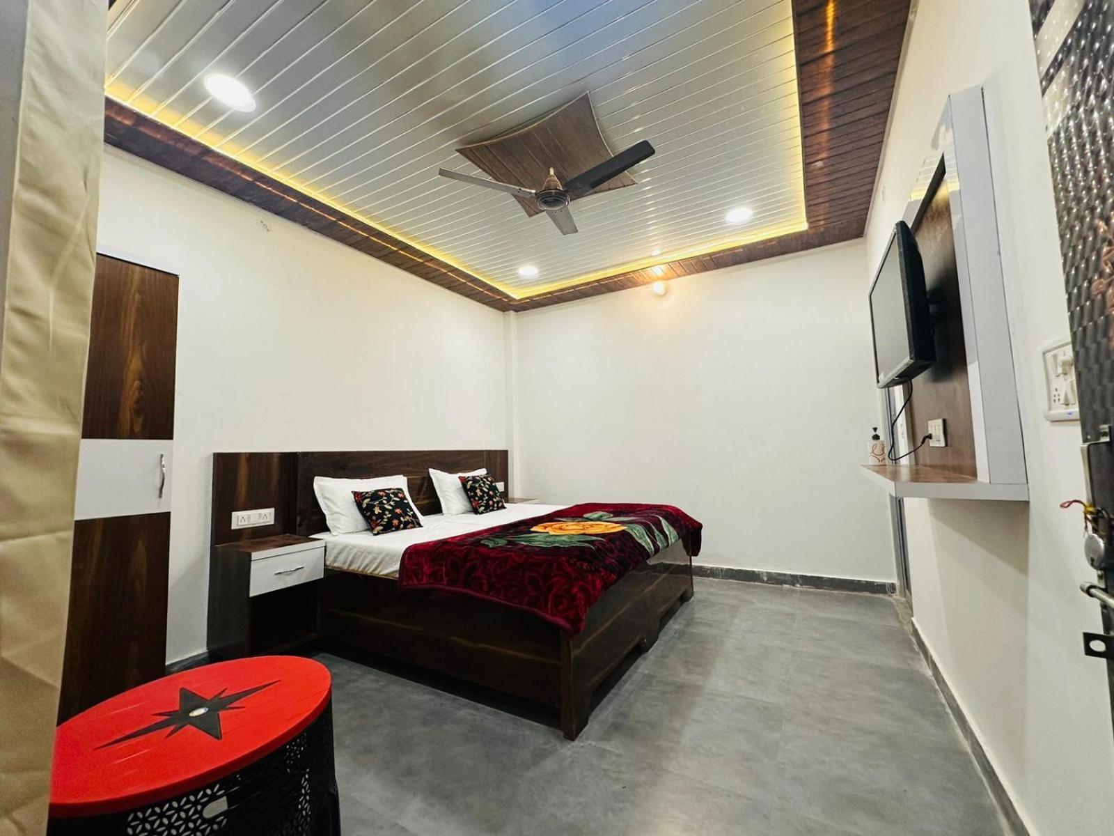 The Nirmala Palace Hotel Ayodhya Phòng bức ảnh